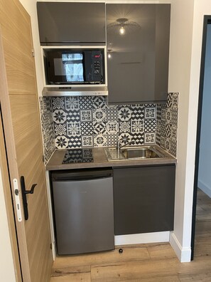 Fridge, microwave, electric kettle, cookware/dishes/utensils - Coliving La Vigneronne - Studio Le Sarment (Frontignan)