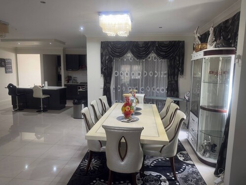 Luxury Melton House Room 1