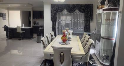 Luxury Melton House Room 1