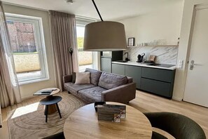 Smart TV - 2-person lodge with beautiful view of the church. (Zoutelande)