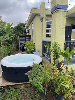 Outdoor spa tub