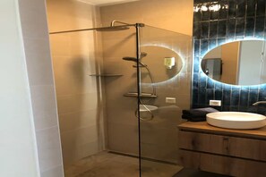 Shower, hair dryer - Lodge with beautiful view of garden (Zoutelande)
