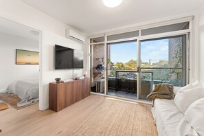 1 bedroom, iron/ironing board, Internet, bed sheets - Charming 1 Bedroom Apt in Annandale, City Views & Heritage Charm (Annandale)