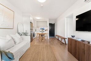 TV - Charming 1 Bedroom Apt in Annandale, City Views & Heritage Charm (Annandale)