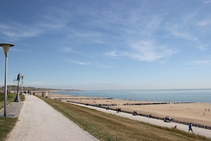 Beach nearby - Beautiful lodge in the center of Zoutelande. (Zoutelande)