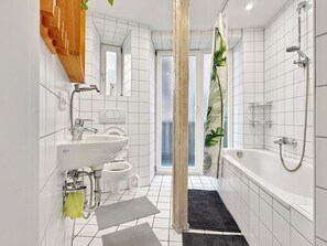 Secadora de cabello, bidet, papel de baño