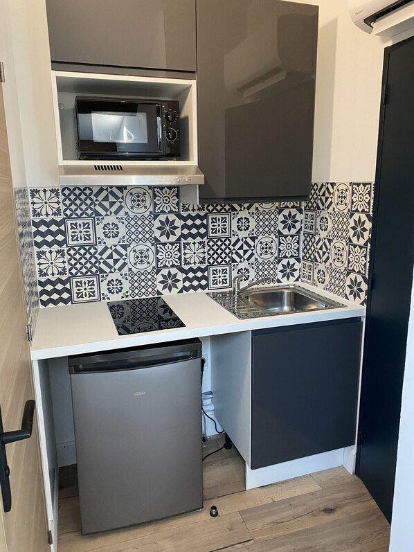 Refrigerador, microondas, tetera eléctrica y utensilios de cocina 