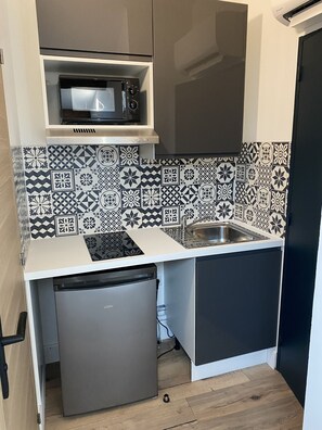 ثلاجة، ميكروويف، غلّاية كهربائية، مستلزمات طهي/أطباق/أوعية