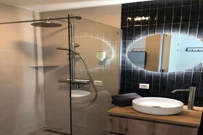 Shower, hair dryer - Lodge with a magnificent view of the dunes. (Zoutelande)