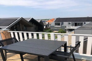 Outdoor dining - 2-person lodge on 2nd floor with view of dunes. (Zoutelande)