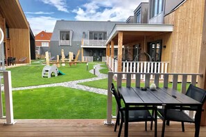 Outdoor dining - Lodge with beautiful view of the church and dunes. (Zoutelande)