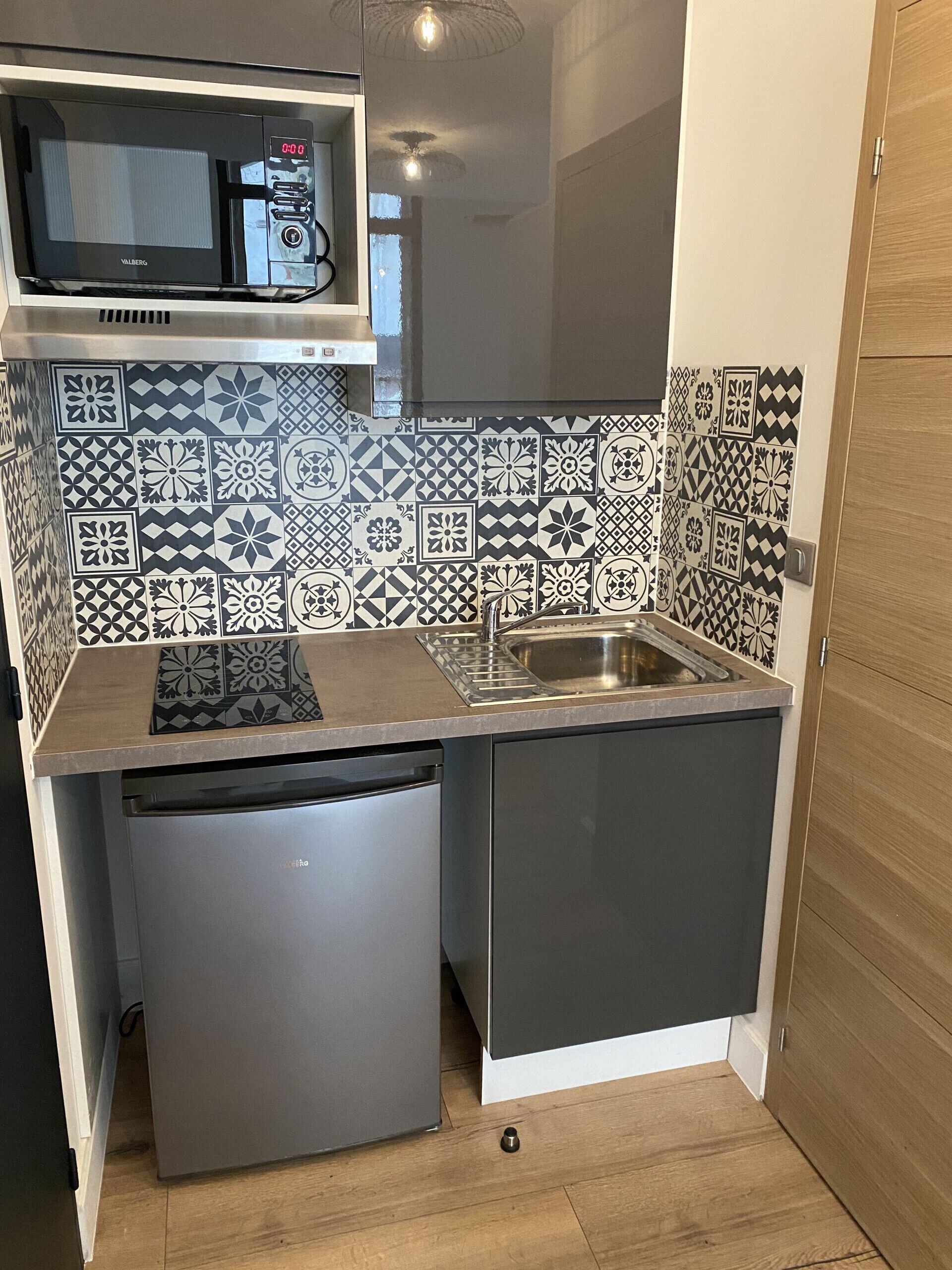 Een koelkast, een microgolfoven, een waterkoker