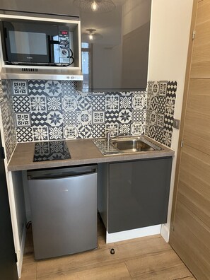 Fridge, microwave, electric kettle, cookware/dishes/utensils - Coliving La Vigneronne - Studio La Vendange Studi (Frontignan)