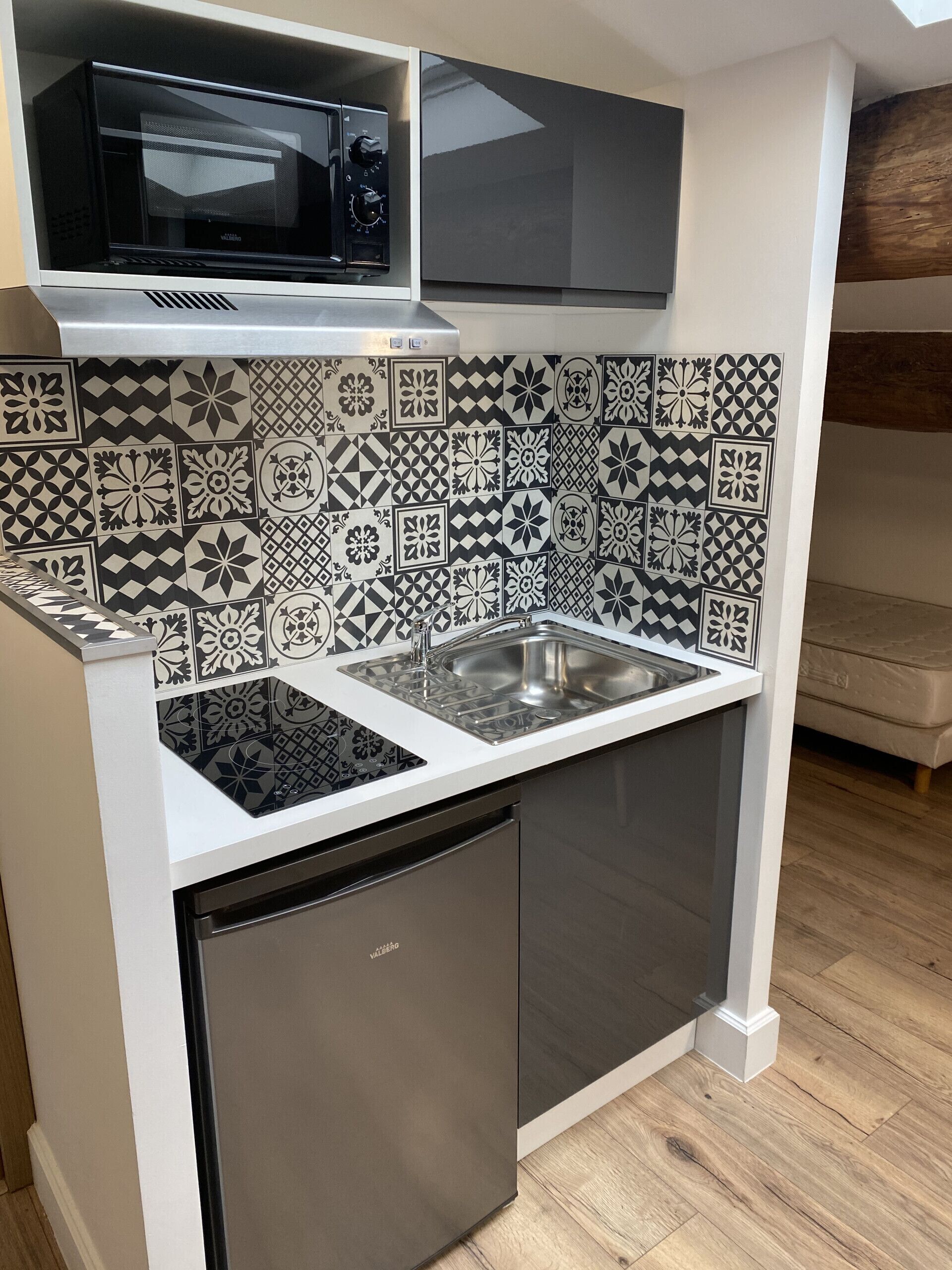 Een koelkast, een microgolfoven, een waterkoker