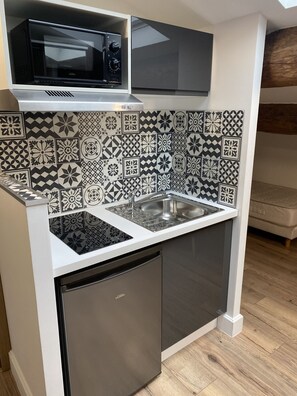 Fridge, microwave, electric kettle, cookware/dishes/utensils