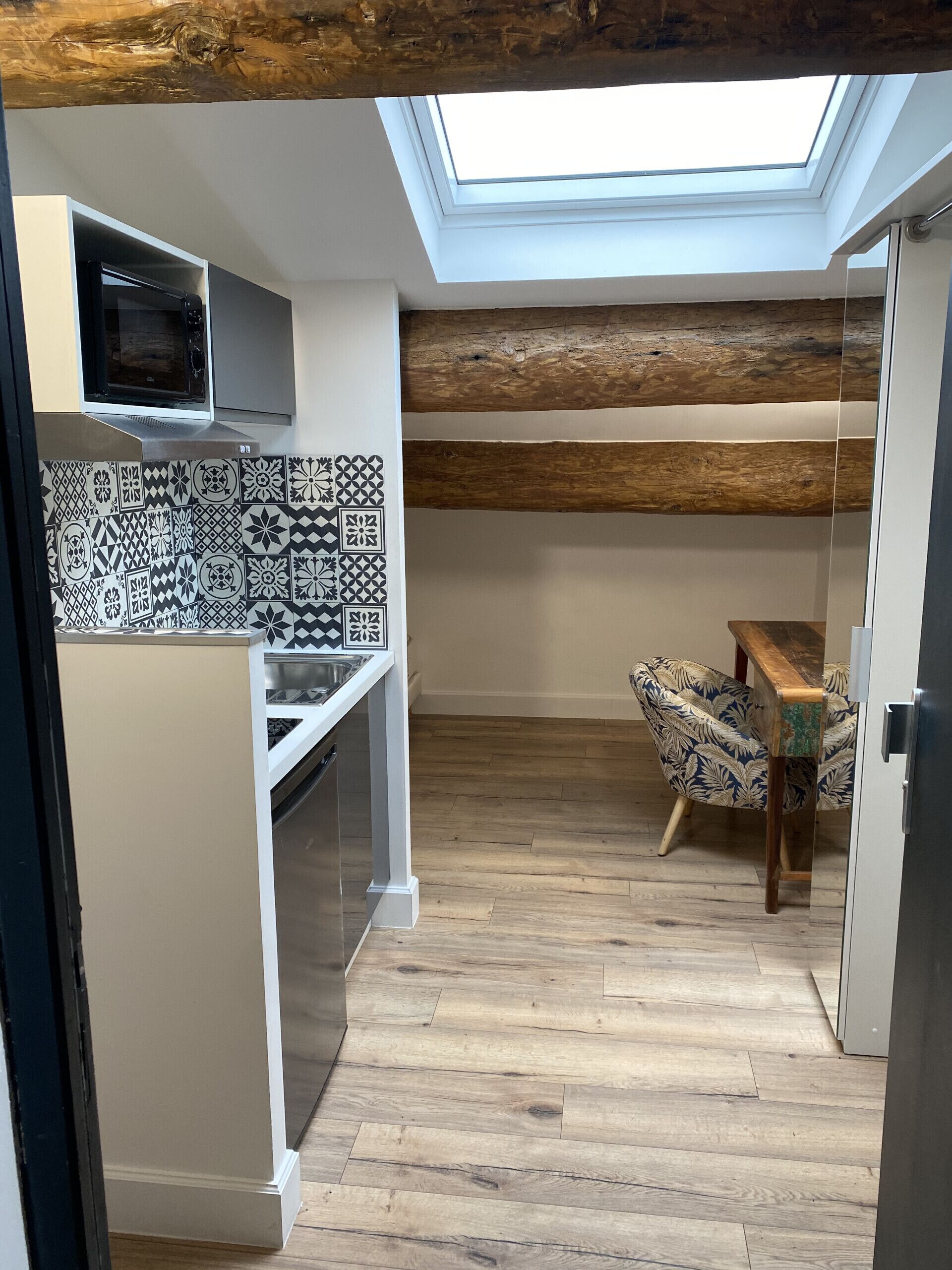 Een koelkast, een microgolfoven, een waterkoker