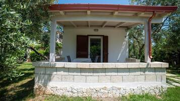Villa estándar, vista al jardín | Terraza o patio