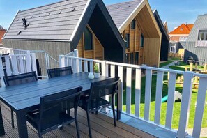 Outdoor dining - Beautiful lodge located on the church square. (Zoutelande)