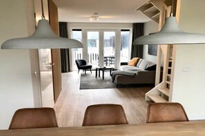 Smart TV - Beautiful lodge located on the church square. (Zoutelande)