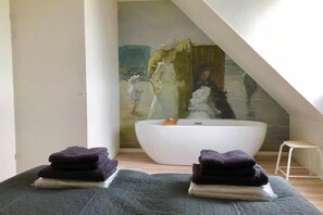 Spa - Beautiful lodge located on the church square. (Zoutelande)