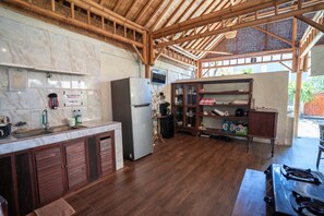 Refrigerador, parrilla de estufa y utensilios de cocina 