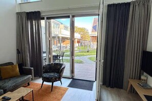 Smart TV - Beautiful lodge located on the church square. (Zoutelande)