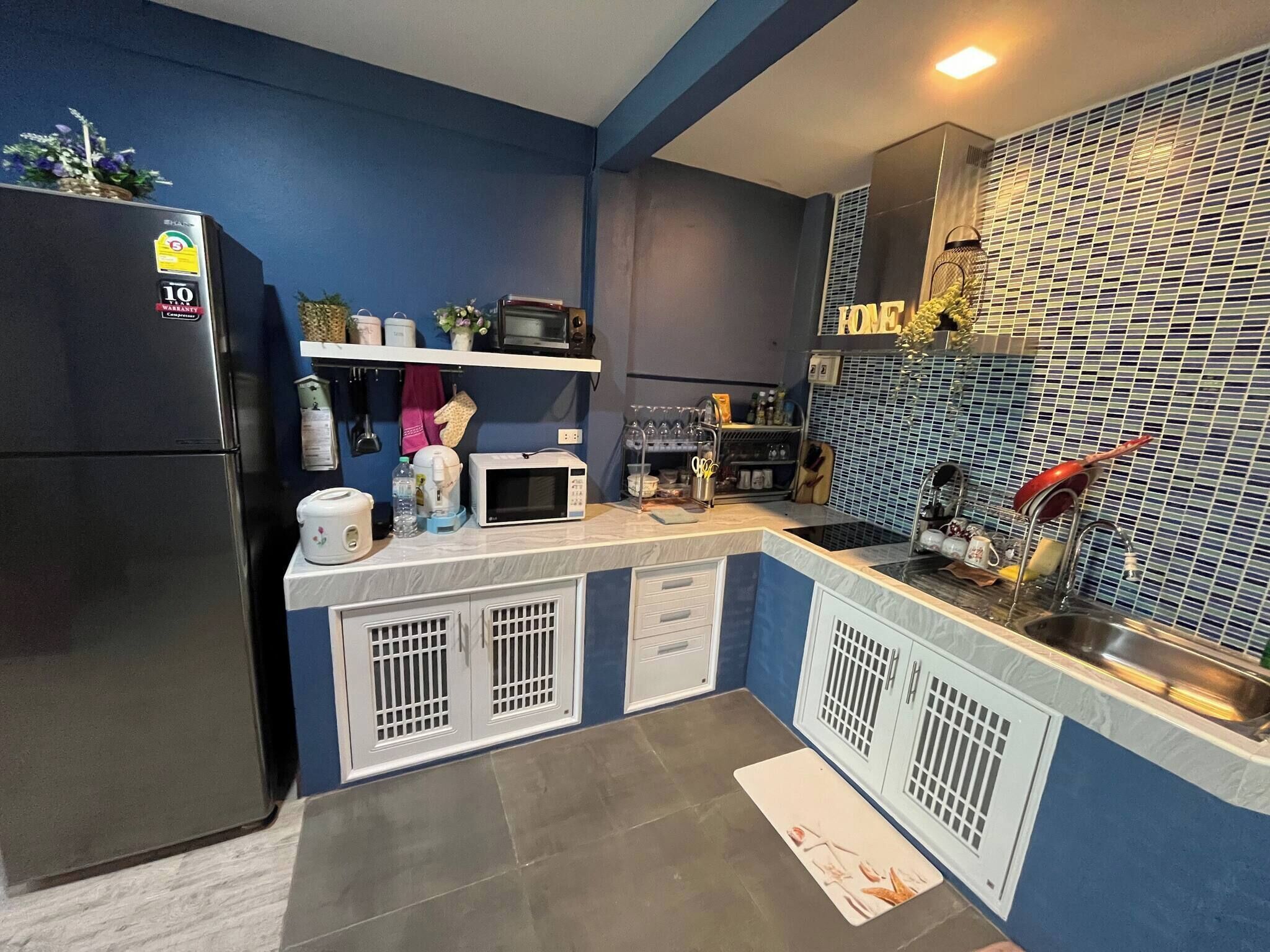 Frigorífico, microondas, placa de cocina y utensilios de cocina