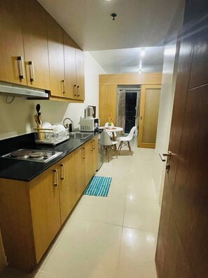 Microwave, cookware/dishes/utensils - Elegant Pasay City Apartment with Central Heating & Shared Pool (Pasay City)