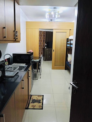 Fridge, microwave, stovetop, cookware/dishes/utensils - Gentle Pasay City Apartment for Rent - Perfect Family Getaway Near Mall of Asia (Pasay City)