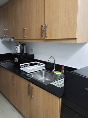 Fridge, microwave, stovetop, cookware/dishes/utensils - Gentle Pasay City Apartment for Rent - Perfect Family Getaway Near Mall of Asia (Pasay City)