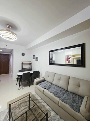 TV - idyllic Apartment for Rent - Perfect for Short-Term Stay Front of Mall of Asia (Pasay City)