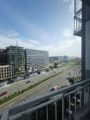 Property grounds - idyllic Apartment for Rent - Perfect for Short-Term Stay Front of Mall of Asia (Pasay City)