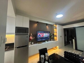 Kühlschrank, Mikrowelle, Kochgeschirr/Geschirr/Besteck
