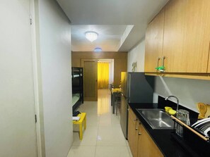 Microwave, stovetop, cookware/dishes/utensils