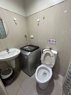 Bathroom - Charming 1-Bedroom Apartment in Vibrant Pasay City (Pasay City)