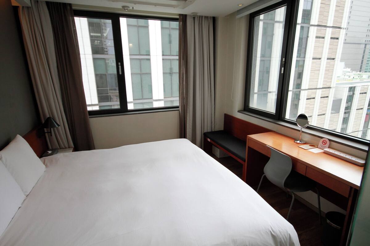 Deluxe Hollywood Double Room, High Floor | In-room safe, desk, blackout drapes, soundproofing