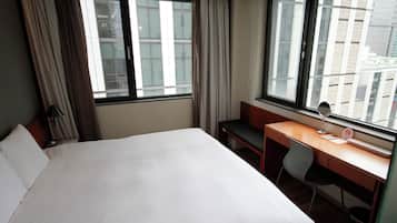 Deluxe Hollywood Double Room, High Floor | Cofres nos quartos, escrivaninha, cortinas blackout