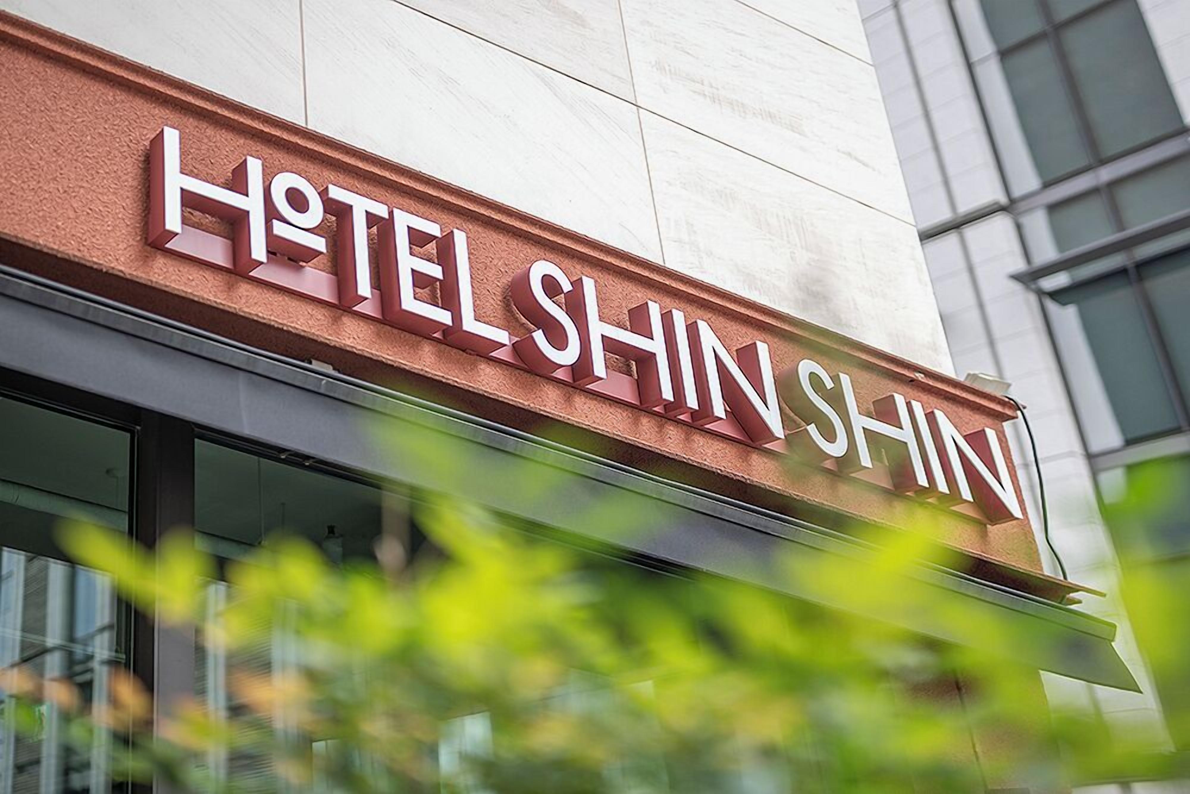 A hotel sign with the name "HOTEL SHINSHIN".