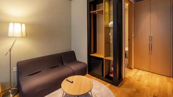 Quarto triplo luxo | Área de estar | TV