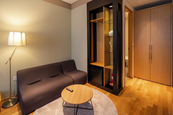 Quarto triplo luxo | Área de estar | TV