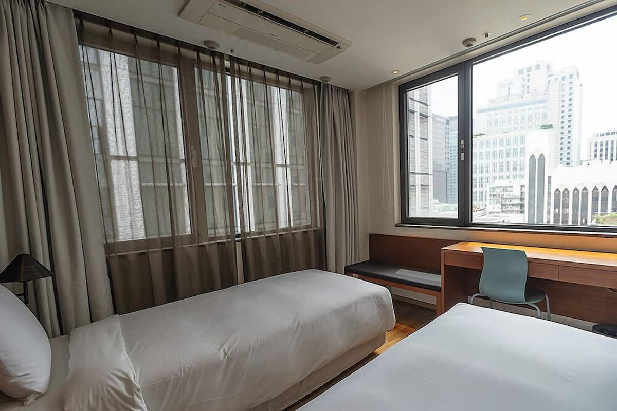 Habitación doble Deluxe, 1 cama King size, vista a la ciudad | Caja de seguridad en la habitación, escritorio y cortinas blackout