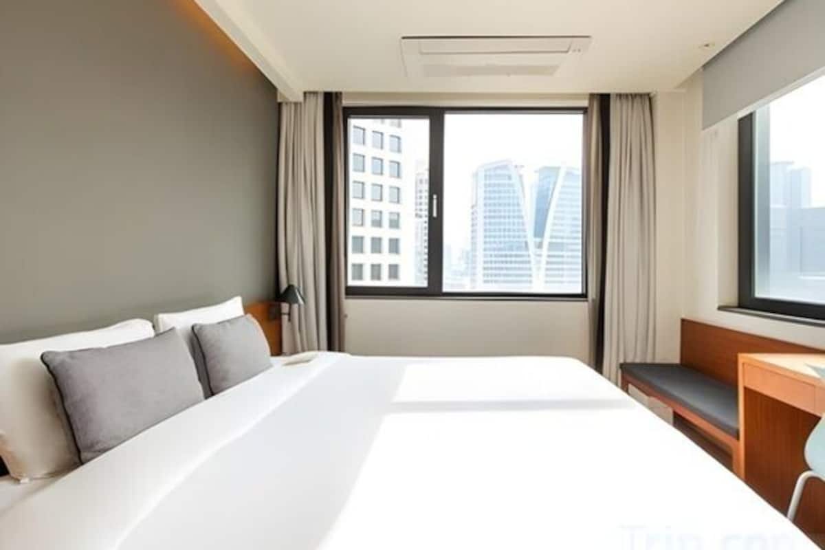 Deluxe Hollywood Double Room, High Floor | 客房內保險箱、書桌、遮光布/窗簾、隔音