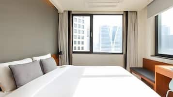 Deluxe Hollywood Double Room, High Floor | Caja fuerte, escritorio, cortinas opacas y sistema de insonorización