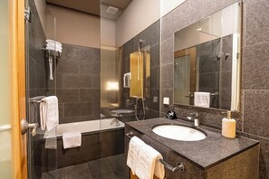 Korean Style Quadruple Room | Bathroom | Hair dryer, slippers, towels, soap - SEOUL HOTEL SHINSHIN (Seoul)