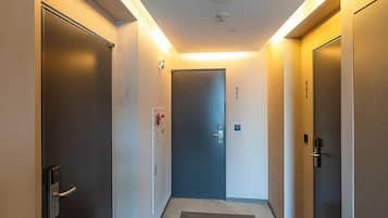 Adjoining Room | Caja de seguridad en la habitación, escritorio y cortinas blackout