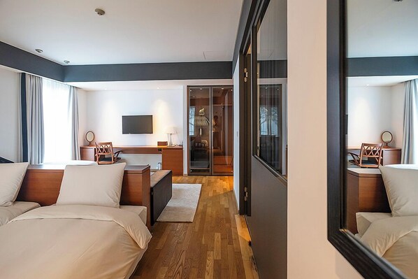 Deluxe Quadruple Room | In-room safe, desk, blackout drapes, soundproofing