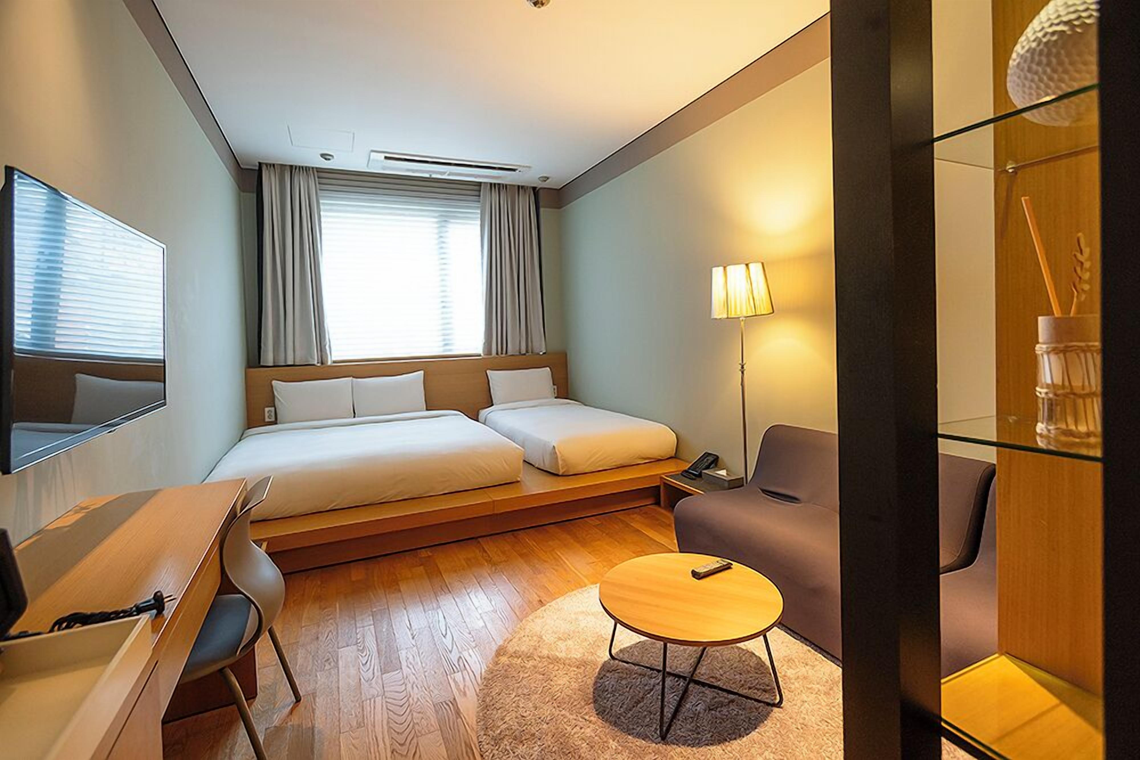 Deluxe Triple Room | In-room safe, desk, blackout drapes, soundproofing