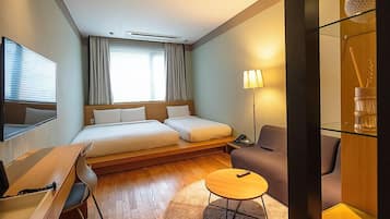 Deluxe Triple Room | In-room safe, desk, blackout drapes, soundproofing