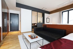 Deluxe Quadruple Room | Living area | TV - SEOUL HOTEL SHINSHIN (Seoul)