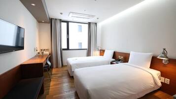 Adjoining Room | In-room safe, desk, blackout drapes, soundproofing